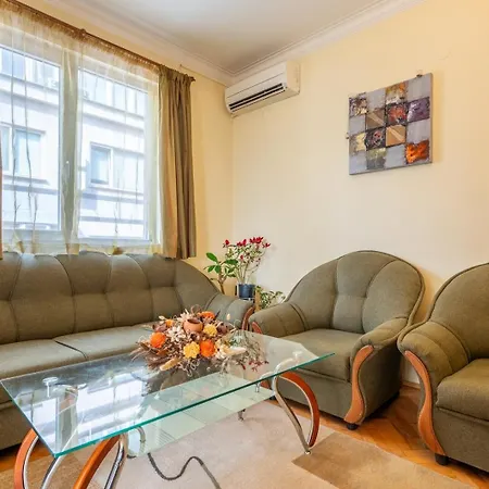 And Cozy 1bdrm Apt. Appartamento Sofia